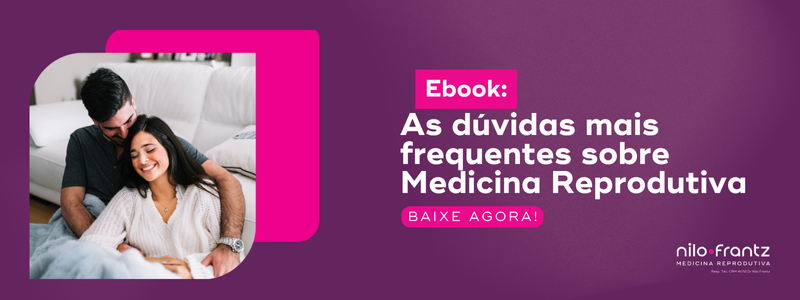Casal sorridente no sofá ao lado de banner com o título do ebook sobre dúvidas frequentes em medicina reprodutiva.