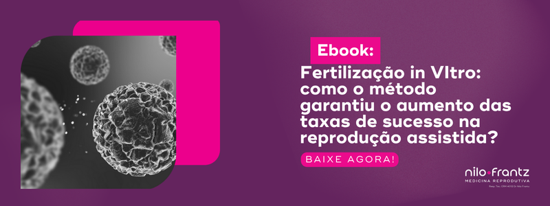 Imagem em preto e branco de células reprodutivas vista ao microscópio, ilustrando ebook sobre Fertilização in Vitro.