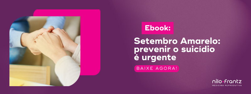 Duas pessoas segurando as mãos com gesto de apoio, ao lado de chamada para ebook sobre prevenção ao suicídio no Setembro Amarelo.