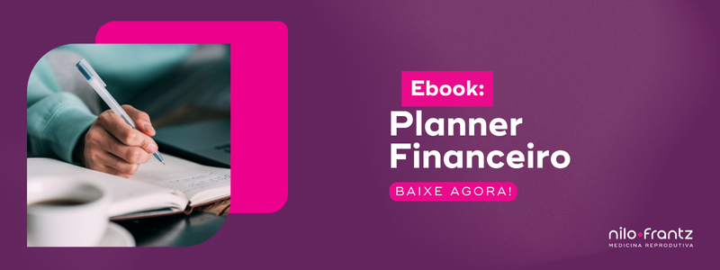 Pessoa escrevendo em planner com caneta, ao lado de chamada para download gratuito de ebook sobre finanças.