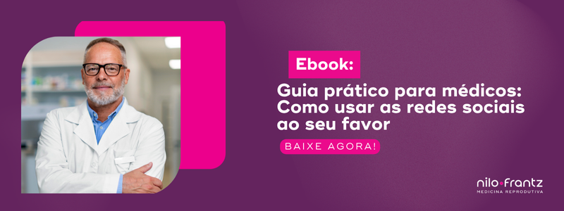 Médico de jaleco em consultório com banner de ebook sobre como usar redes sociais a favor da carreira médica.
