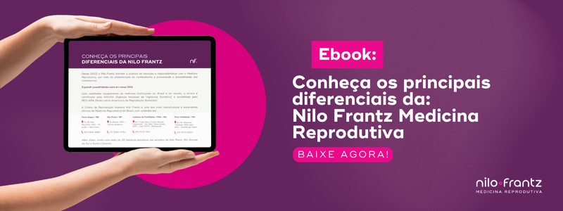 Pessoa segurando tablet com ebook que apresenta os principais diferenciais da Nilo Frantz Medicina Reprodutiva.