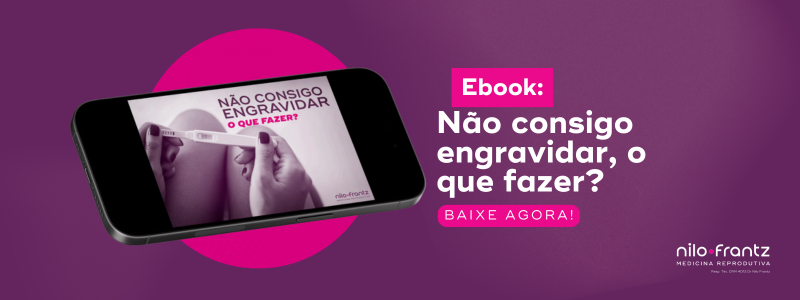 Mulher segurando teste de gravidez negativo em celular com título “Não consigo engravidar, o que fazer?” em destaque.