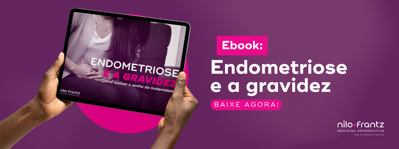 Tablet nas mãos com capa de ebook sobre endometriose e gravidez, promovendo conteúdo gratuito da Nilo Frantz.