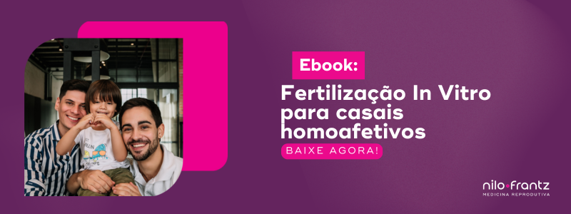 Casal homoafetivo masculino com criança sorridente no colo, ao lado de banner sobre Fertilização in Vitro para casais homoafetivos.