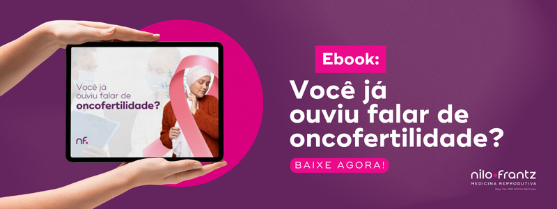 Tablet com capa de ebook sobre oncofertilidade, mostrando mulher em tratamento oncológico com laço rosa no fundo.