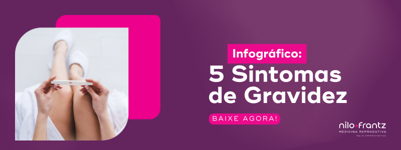 Mulher segurando teste de gravidez sentada com pernas esticadas, ao lado do título “5 sintomas de gravidez”