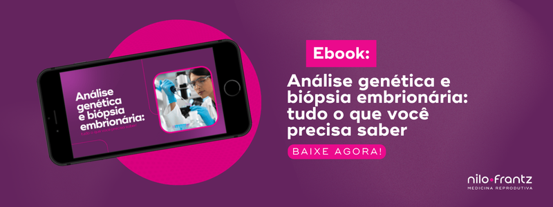 Celular mostrando capa de ebook sobre análise genética e biópsia embrionária, com cientista manuseando amostras.
