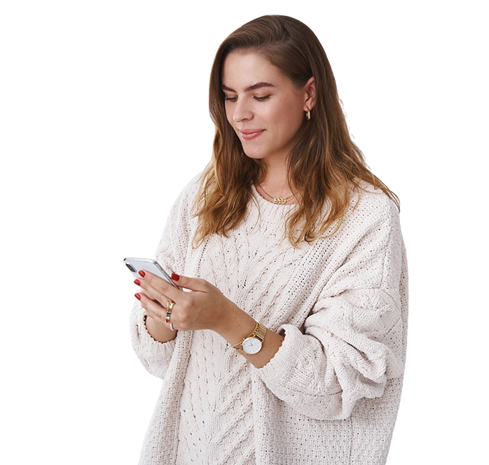 Mulher jovem com expressão serena usando o celular, vestindo suéter claro e sorrindo levemente.