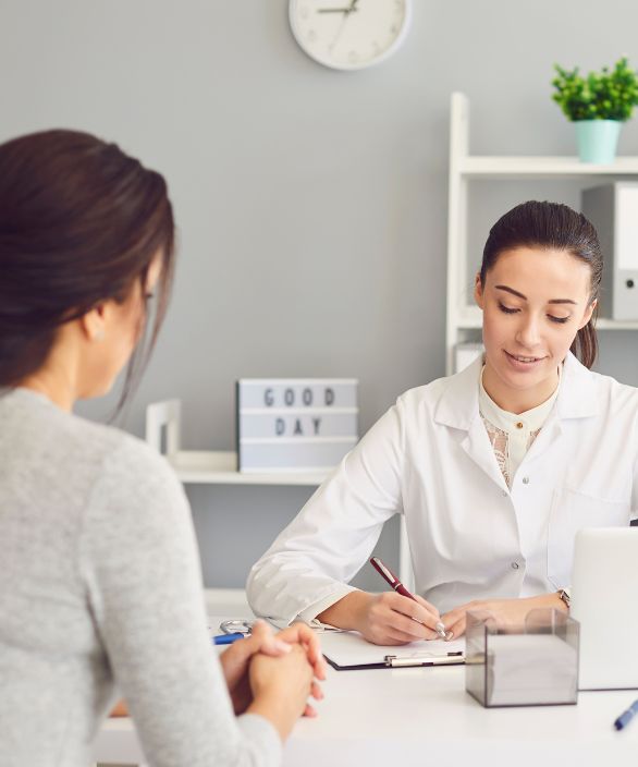 Profissional da saúde em consulta com paciente em ambiente acolhedor, representando o cuidado e a atenção individualizada da Nilo Frantz Medicina Reprodutiva.