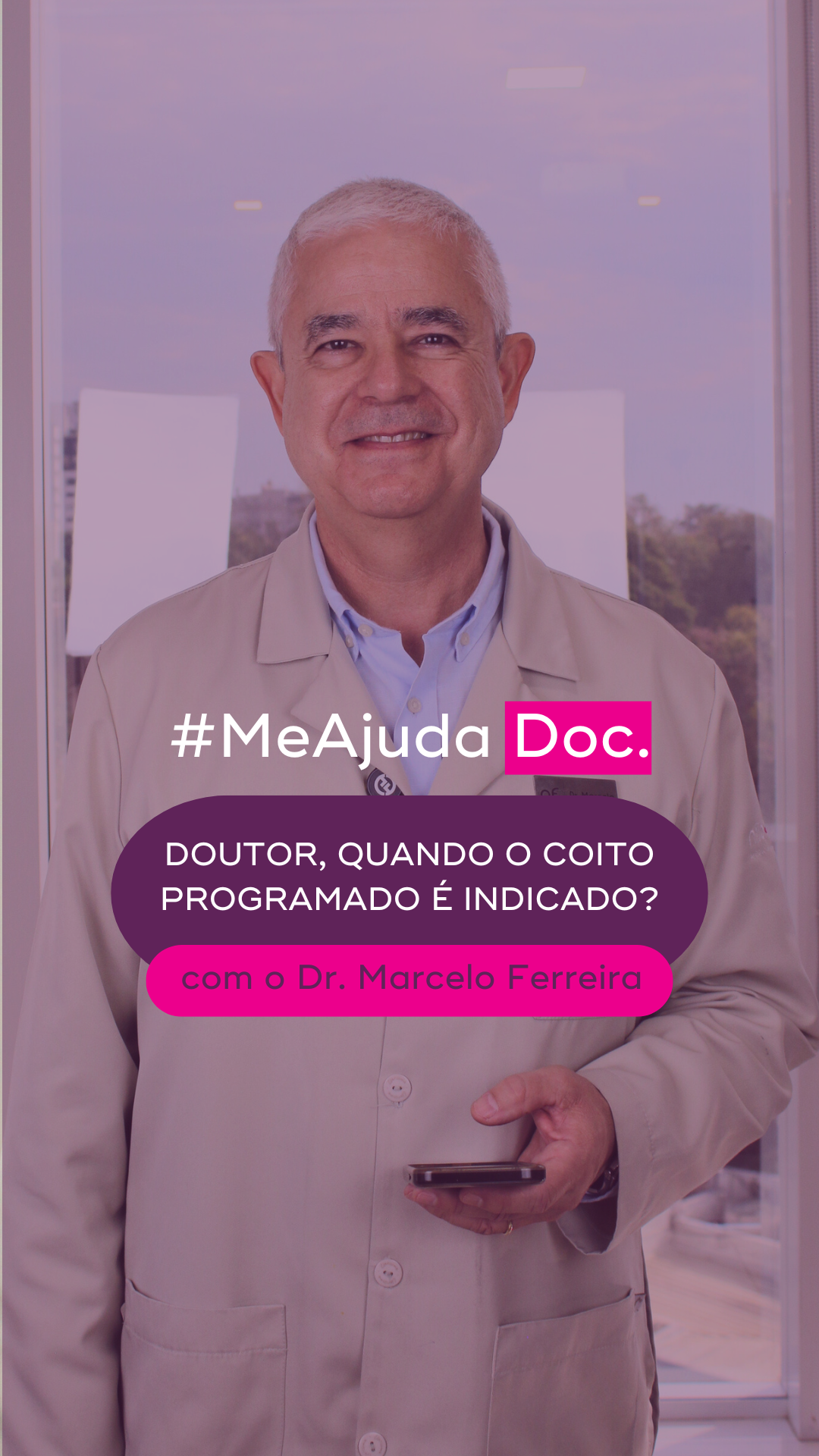 Dr. Marcelo Ferreira sorri enquanto segura um celular em conteúdo educativo sobre coito programado.