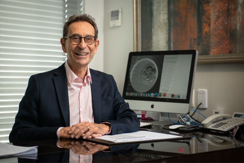 Dr. Nilo Frantz, diretor executivo da Nilo Frantz Medicina Reprodutiva, em seu escritório, dedicado à excelência na reprodução assistida.