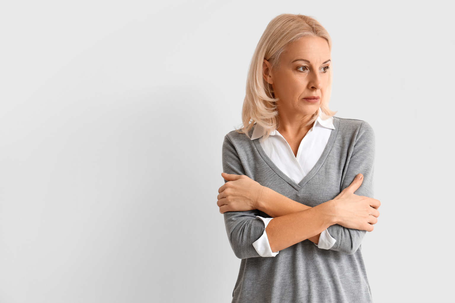 Mulher de meia-idade com expressão preocupada, simbolizando os desafios da gravidez na perimenopausa