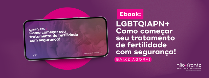 Celular com capa de ebook sobre tratamento de fertilidade para pessoas LGBTQIAPN+, com fundo roxo e chamada para download.