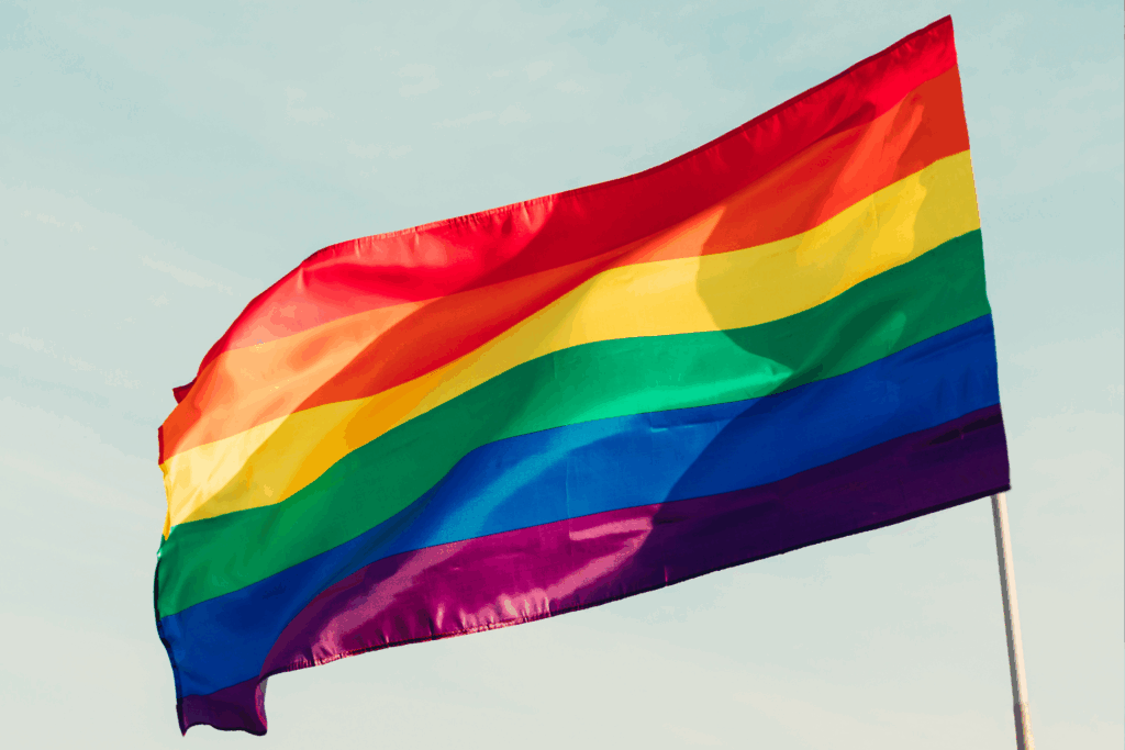 Bandeira LGBTQIA+ representando a comunidade queer, simbolizando a união com a medicina reprodutiva como aliada.