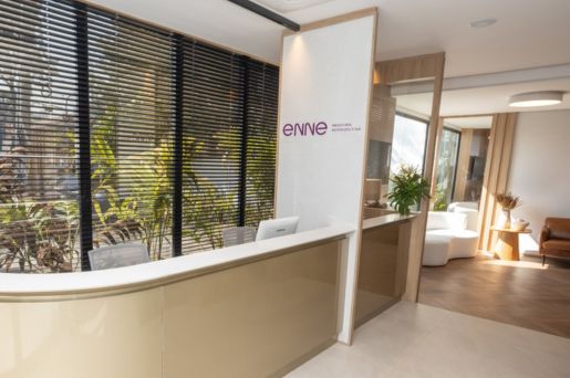 Recepção moderna da ENNE Clinic Medicina Reprodutiva com design elegante, iluminação natural e ambiente confortável para os pacientes.