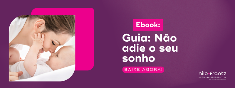 Mãe sorrindo e encostando o rosto no bebê, ao lado de banner com chamada para ebook sobre realização do sonho de ter filhos.