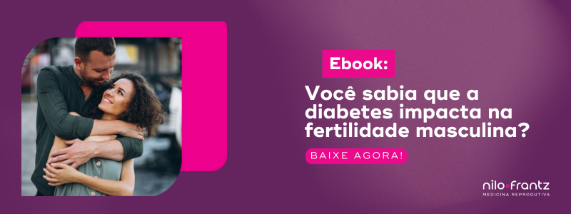 Casal sorridente se abraçando ao lado de banner sobre o impacto da diabete na fertilidade masculina.