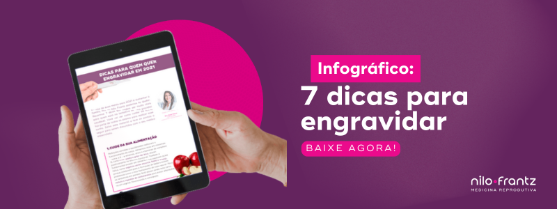 Pessoa segurando tablet com infográfico sobre 7 dicas para engravidar, material gratuito da Nilo Frantz.