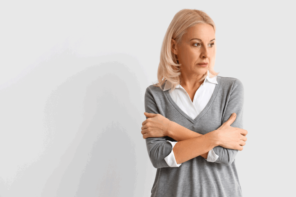 Mulher de meia-idade com expressão preocupada, simbolizando os desafios da gravidez na perimenopausa