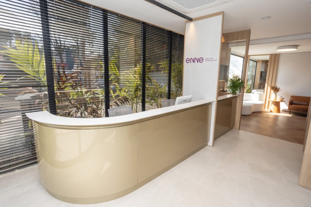 Recepção moderna da ENNE Clinic Medicina Reprodutiva com design elegante, iluminação natural e ambiente confortável para os pacientes.
