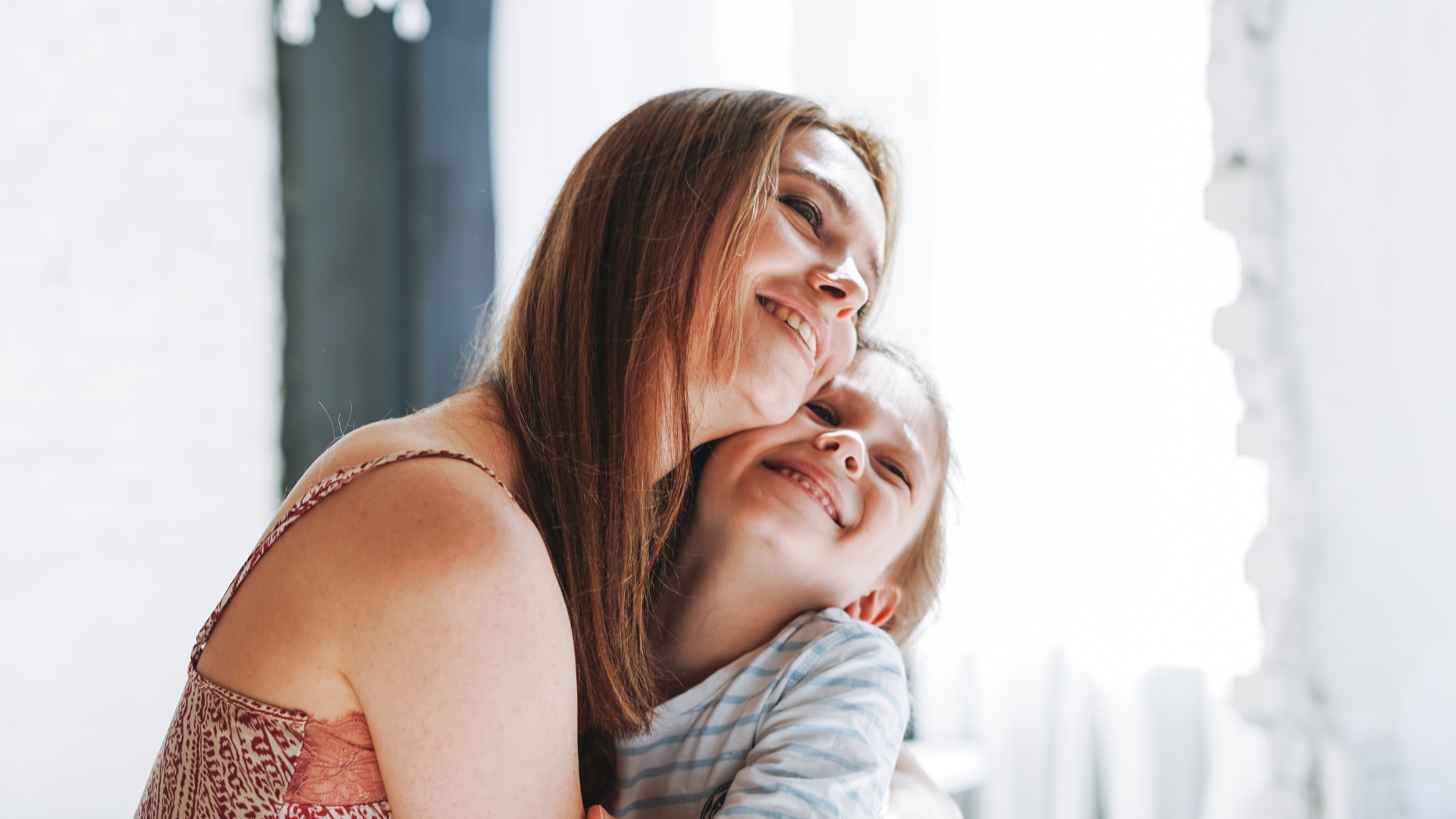 Mãe abraçando o filho com carinho, representando o vínculo afetivo entre famílias formadas por ovodoação.